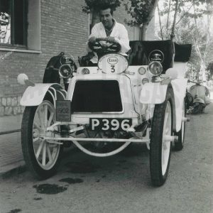 Un hombre conduce un coche de época en la fábrica MAFE (Manufacturas Fotográficas Españolas) de Aranjuez