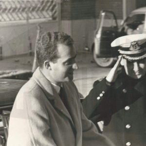 El Príncipe Juan Carlos es recibido por directivos a su llegada a EISA (Experiencias Industriales S.A.) en su visita a varias industrias de Aranjuez