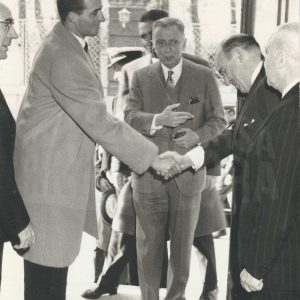 El Príncipe Juan Carlos es recibido por directivos a su llegada a EISA (Experiencias Industriales S.A.) en su visita a varias industrias de Aranjuez