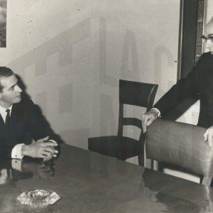 El Príncipe Juan Carlos atiende a explicaciones en su visita a EISA (Experiencias Industriales S.A.) en Aranjuez