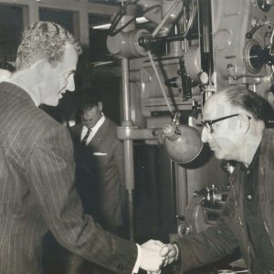 El Príncipe Juan Carlos saluda a un trabajador en su visita a EISA (Experiencias Industriales S.A.) en Aranjuez
