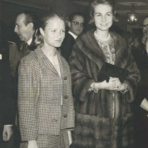 La Princesa Sofía de Grecia junto a una joven en una visita a Aranjuez