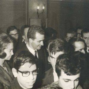 El Príncipe Juan Carlos de Borbón y la Princesa Sofía de Grecia junto a varias personas en una visita a Aranjuez