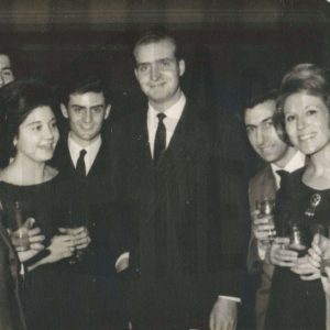 El Príncipe Juan Carlos de Borbón junto a varias personas en una visita a Aranjuez