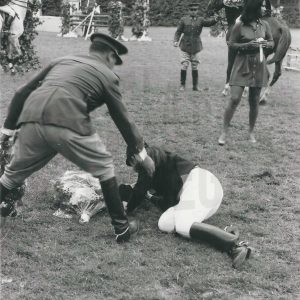 Un militar ayuda a una amazona caída durante la premiación de un concurso de saltos hípicos en Aranjuez