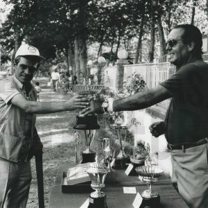 Entrega de un trofeo de un concurso de tiro de pichón en las Fiestas de Aranjuez