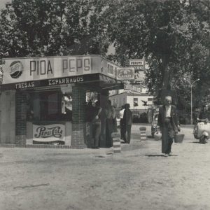 Varias personas en torno a un kiosko de bebidas en la entrada norte de Aranjuez