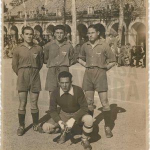 Antonio Talavera  junto a otros jugadores del Aranjuez C.F., en el Campo de Fútbol de las Cuerdas en la Plaza de Parejas en Aranjuez
