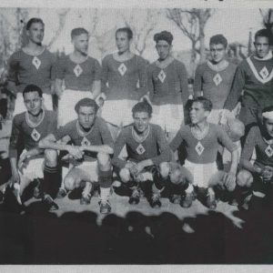 Equipo de fútbol del Frente de Juventudes en el Campo de Fútbol de las Cuerdas en la Plaza de Parejas en Aranjuez. Al fondo la Casa de Oficios
