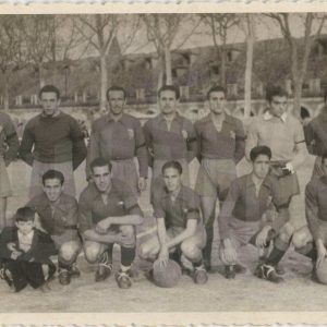 Equipo del Aranjuez C.F. con brazalete negro en el Campo de Fútbol de las Tablas en la Plaza de Parejas en Aranjuez