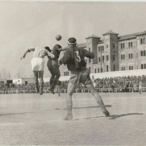 Dos futbolistas en una jugada durante un partido