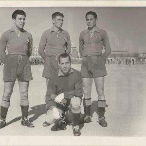 Tres futbolistas del Aranjuez C.F de pie y el portero agachado