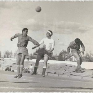 Tres futbolistas en una jugada durante un partido en Aranjuez