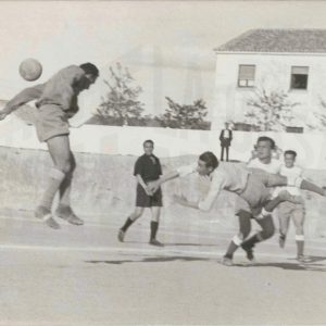 Varios futbolistas en una jugada durante un partido en Aranjuez
