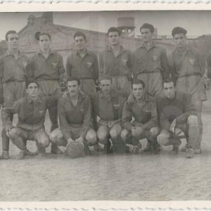 Equipo del Aranjuez C.F. posando junto al utillero en el Campo del Gas en Madrid