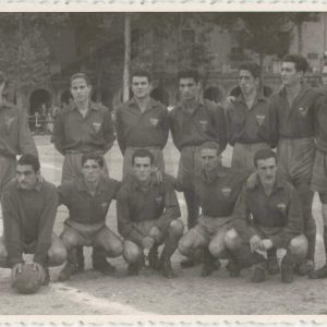 Equipo del Aranjuez C.F. en el Campo de Fútbol de las Tablas de la Plaza de Parejas de Aranjuez. Al fondo Casa de Oficios