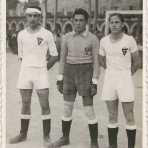 Tres futbolistas del equipo de Gálvez posan para foto en el Campo de Fútbol de Las Cuerdas de la Plaza de Parejas de Aranjuez. Al fondo la Casa de Oficios