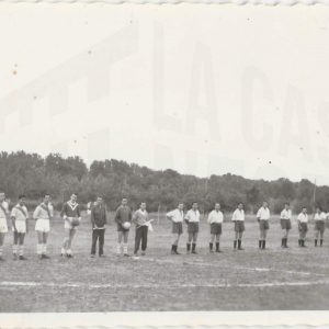 Futbolistas de dos equipos posan junto a los árbitros para foto