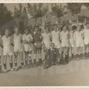 Equipo de Gálvez posando en Campo de Fútbol de Las Cuerdas de la Plaza en Parejas de Aranjuez, junto al utillero. Al fondo Casa de Oficios