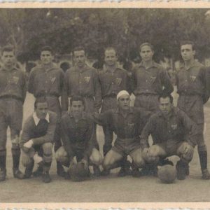 Equipo del Aranjuez C.F. posando en el Campo de Fútbol de las Cuerdas en la Plaza de Parejas de Aranjuez. Al fondo la Casa de Oficios