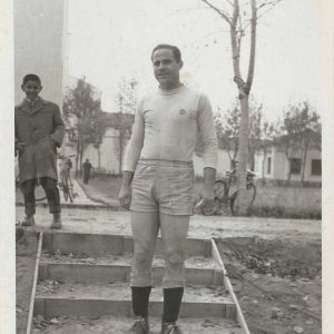 Talavera posa en una escalera con uniforme de MAFE (Manufacturas Fotográficas Españolas)