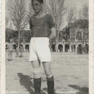 Antonio Talavera en el Campo de Fútbol de las Cuerdas en la Plaza de Parejas de Aranjuez.  Al fondo la Casa de Oficios