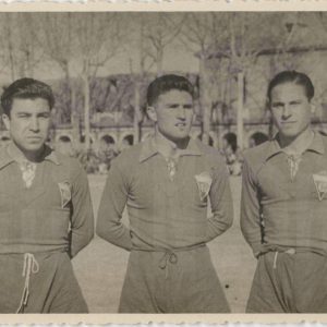 Antonio Talavera junto a otros dos futbolistas del Aranjuez C.F. en el Campo de Fútbol de las Tablas en la Plaza de Parejas de Aranjuez. Al fondo la Casa de Oficios