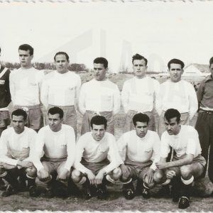 Equipo de MAFE (Manufacturas Fotográficas Españolas) junto al utillero en el antiguo Campo de Fútbol de la Calle Foso en Aranjuez