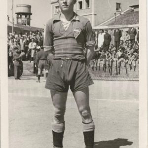 Antonio Talavera con uniforme del Aranjuez C.F. en el Campo de Fútbol del Gas de Madrid