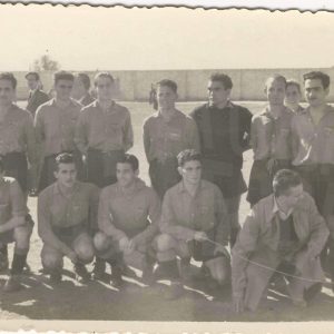 Equipo del Aranjuez C.F. junto a un señor en el Campo de Fútbol del Plus Ultra en Madrid