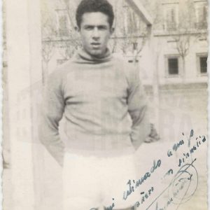 Miguel Marañón bajo una portería del Campo de Fútbol de las Cuerdas de la Plaza de Parejas de Aranjuez