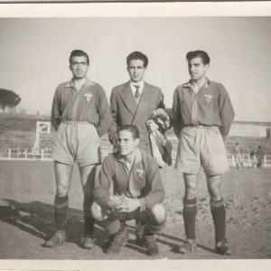 Antonio Talavera agachado, junto a tres personas más de pie