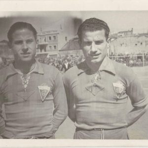 Antonio Talavera y un compañero de equipo posan con la camiseta del Aranjuez C.F. en el Campo del Gas de  Madrid