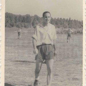 Antonio Talavera y otros dos compañeros de equipo en un campo de fútbol