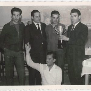 Antonio Talavera junto a 4 compañeros con un trofeo