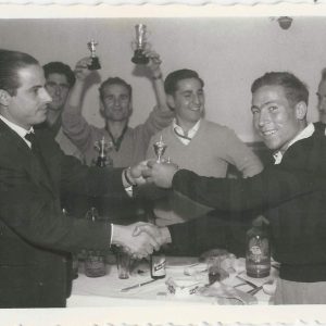Antonio Talavera junto a otros compañeros recogiendo un trofeo