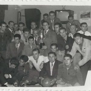 Antonio Talavera sostiene un trofeo junto a todos los compañeros de equipo y a otras personas