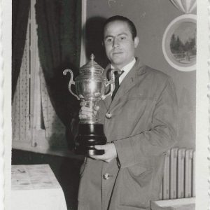 Antonio Talavera  sostiene un trofeo