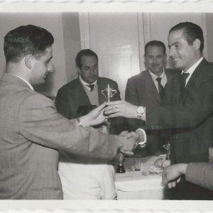 Antonio Talavera recibe un trofeo