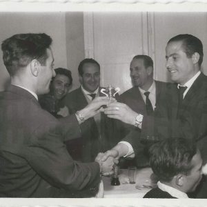 Antonio Talavera recibe un trofeo