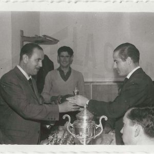 Antonio Talavera recoge un trofeo de la mano de Barredo