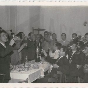 Celebración y brindis de Antonio Talavera y sus compañeros tras la entrega de trofeos en Aranjuez