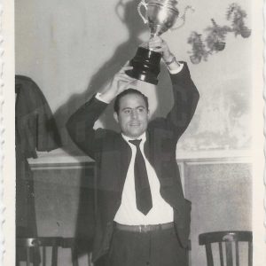 Antonio Talavera levanta un trofeo