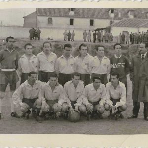Equipo de fútbol de MAFE (Manufacturas Fotográficas Españolas) en el antiguo Campo de Fútbol de la Calle Foso en Aranjuez
