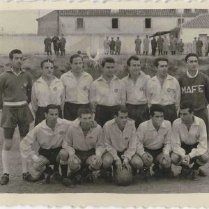 Equipo de fútbol de MAFE (Manufacturas Fotográficas Españolas) en el antiguo Campo de Fútbol de la Calle Foso en Aranjuez