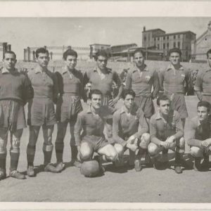 Equipo de fútbol de MAFE (Manufacturas Fotográficas Españolas) en el Campo del Gas en Madrid