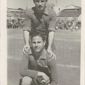 Antonio Talavera agachado y un compañero de pie en el Campo del Gas en Madrid