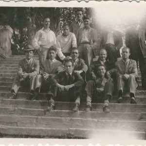 Futbolistas del Aranjuez C.F  vestidos de calle sentados en las escaleras de la Casa de Marinos de Aranjuez