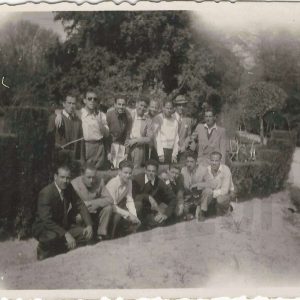 Futbolistas del Aranjuez C.F posan vestidos de calle en los alrededores de la Casa de Marinos de Aranjuez