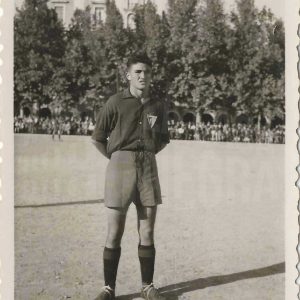 Eusebio Briz, futbolista del Aranjuez C.F., en el Campo de Fútbol de las Cuerdas en la Plaza de Parejas en Aranjuez. Al fondo cúpula del Palacio Real
